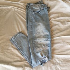 AE Distressed Light-wash Jeans